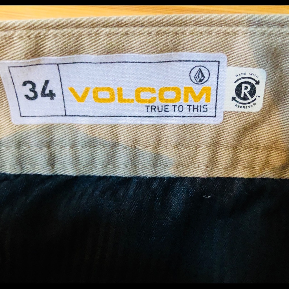VOLCOM SHORTS - Picture 2 of 4